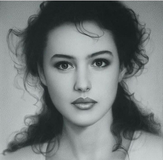 莫妮卡•贝鲁奇穿开叉裙,身材火辣不似55岁,10岁女儿颜值却被嘲