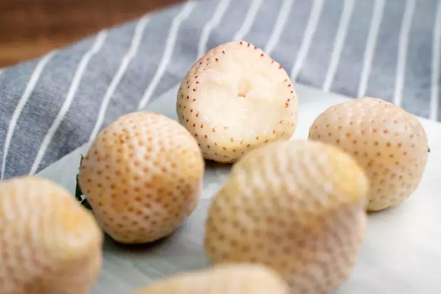 一下子吃了很多草莓,一下子吃了300g草莓