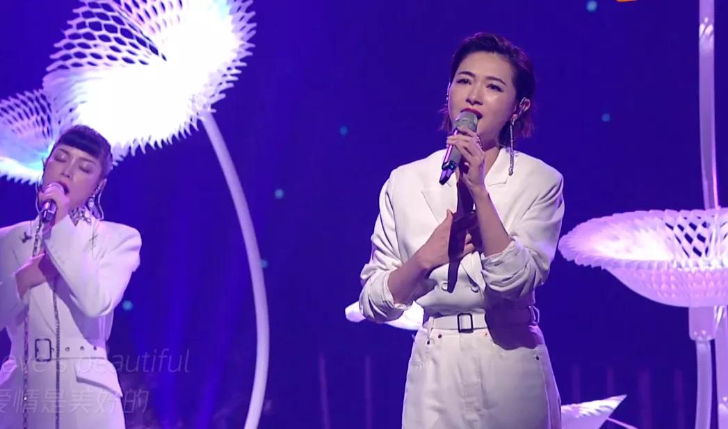 宁静乘风破浪的姐姐万茜出场,乘风破浪宁静黄龄万茜唱歌