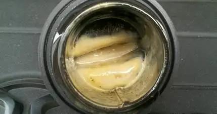 机油为什么会乳化到油箱盖,机油为什么会烧干的