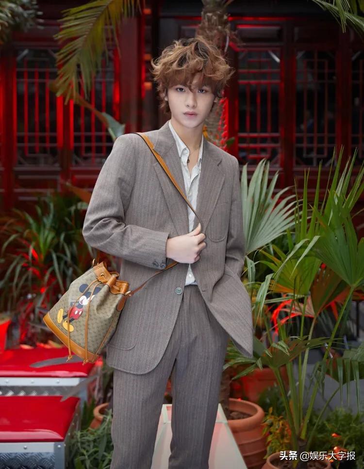 明星被粉丝撩土味情话,肖战被粉丝土味情话撩到害羞