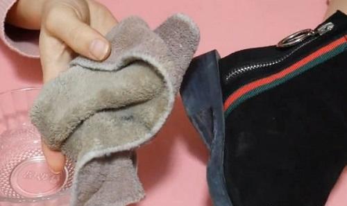 绒面鞋油渍的清理方法,绒面鞋泛白的正确清理方式