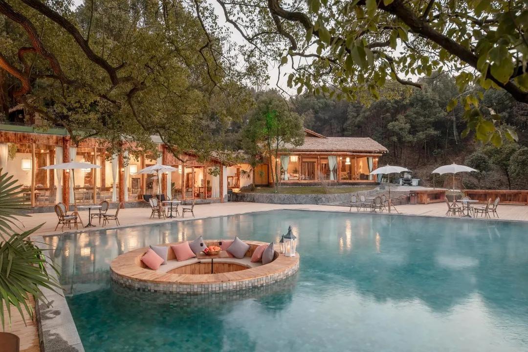 神仙眷侣辞掉高薪工作，爆改废弃山谷，造无边恒温泡池，全景树屋