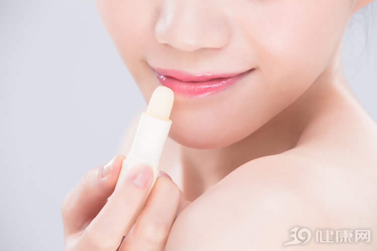 长期涂“润唇膏”会对身体有害吗,有多大影响?看完恍然大悟