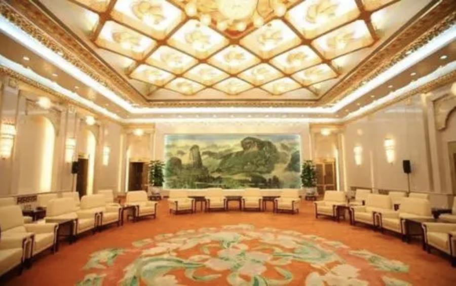 1979年改革，没钱发展怎么办？邓公请5位大佬涮羊肉，点将荣毅仁