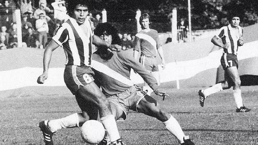 马拉多纳当教练惹争议,球王马拉多纳的传奇一生