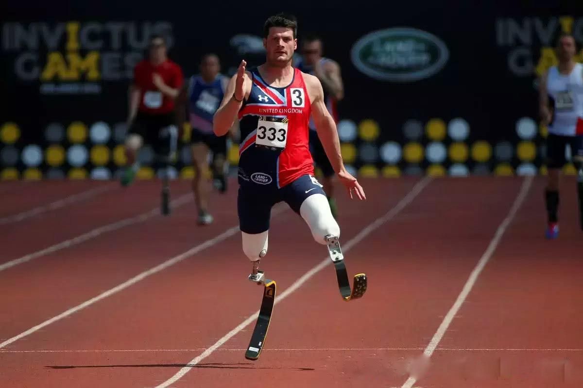 小萝莉偷吃哈里王子爆米花,哈里王子被小萝莉抢爆米花视频