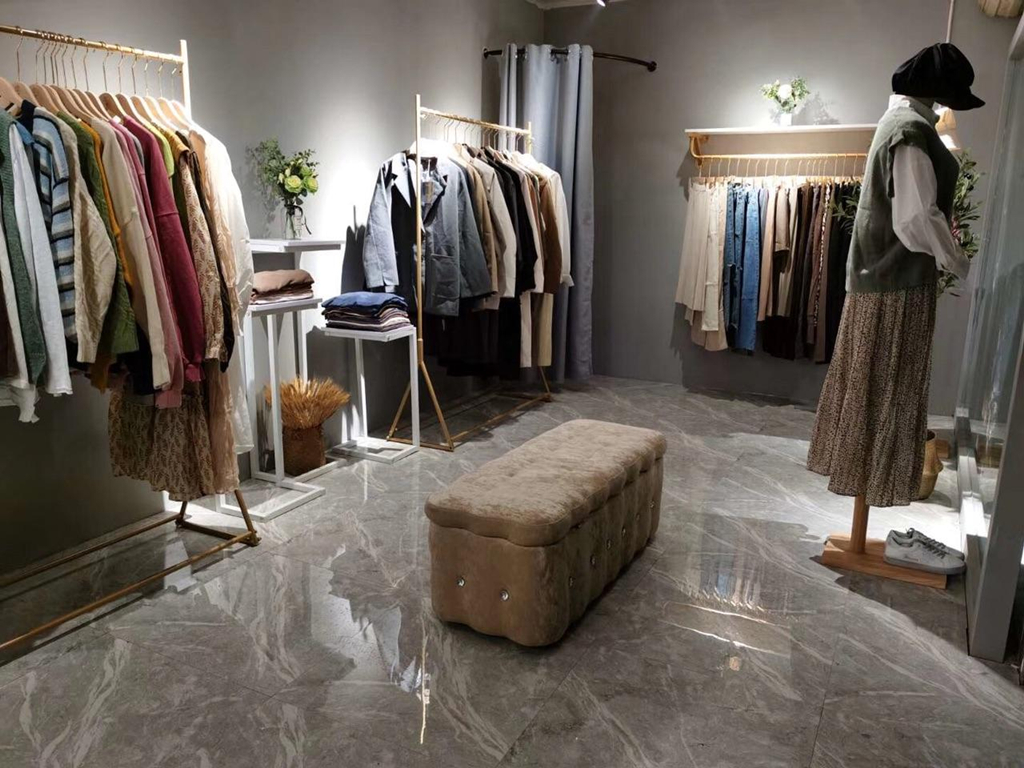 实体店一件衣服卖230利润有多少,同一件衣服为什么有的便宜1000多