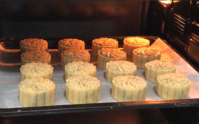 中秋节必备香酥可口五仁月饼,正宗中秋五仁月饼做法