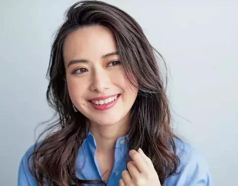 剪了个新刘海后，美颜滤镜我都删了