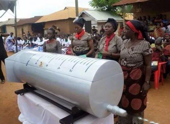 跨入国门的黑人抬棺