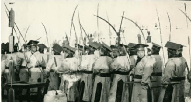 1915年袁世凯身穿龙袍登基称帝全过程