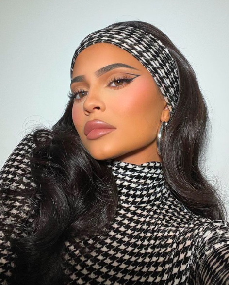 百亿富婆金小妹亚洲蹲迷人!裹黑白闪电连体裤霸气,前凸后翘绝辣