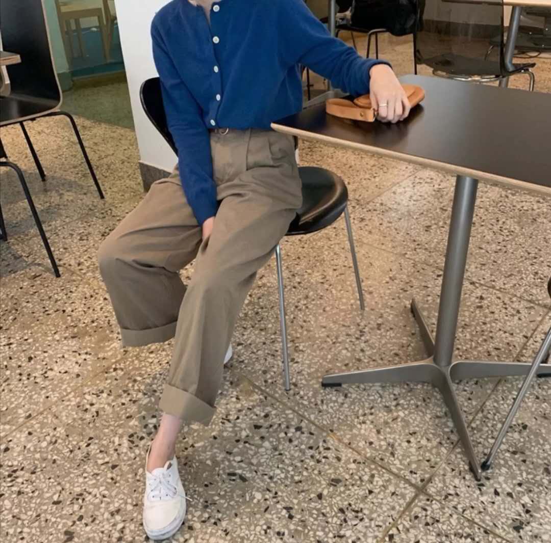 灰色上衣搭配卡其色裤子好看吗,冬季卡其色裤子搭配上衣图片