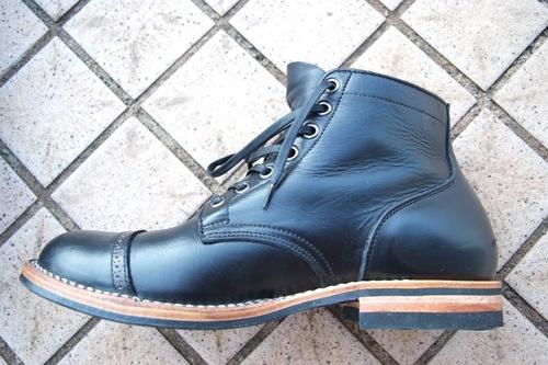 皮鞋松了有什么办法解决,皮鞋一只松一只紧是怎么回事