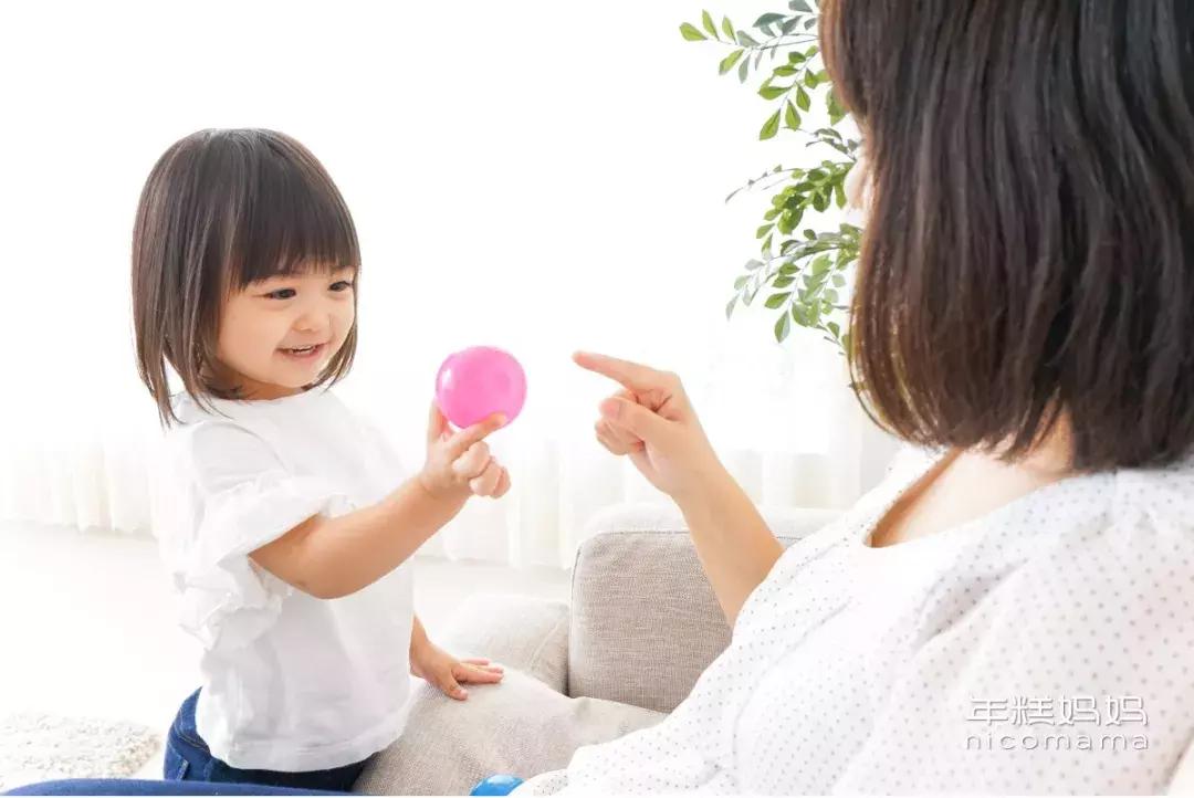 幼儿园老师接受家长送礼,幼儿园第一次家长会讲什么