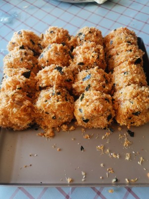 这届年轻人太拼了！想吃块蛋糕得请人代排队，明明会打鸡蛋就能做