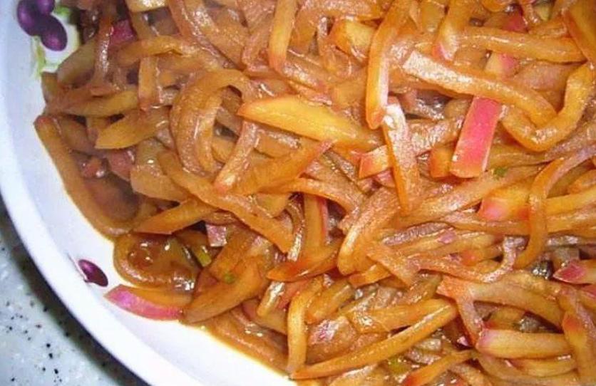 寒夜热折罗，萝卜熬带鱼，天津人“折腾”隔夜菜为的是暖心暖胃