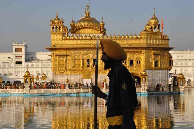 印度网红站神，站立32年一动不动，谁能动摇他奖励1000美金