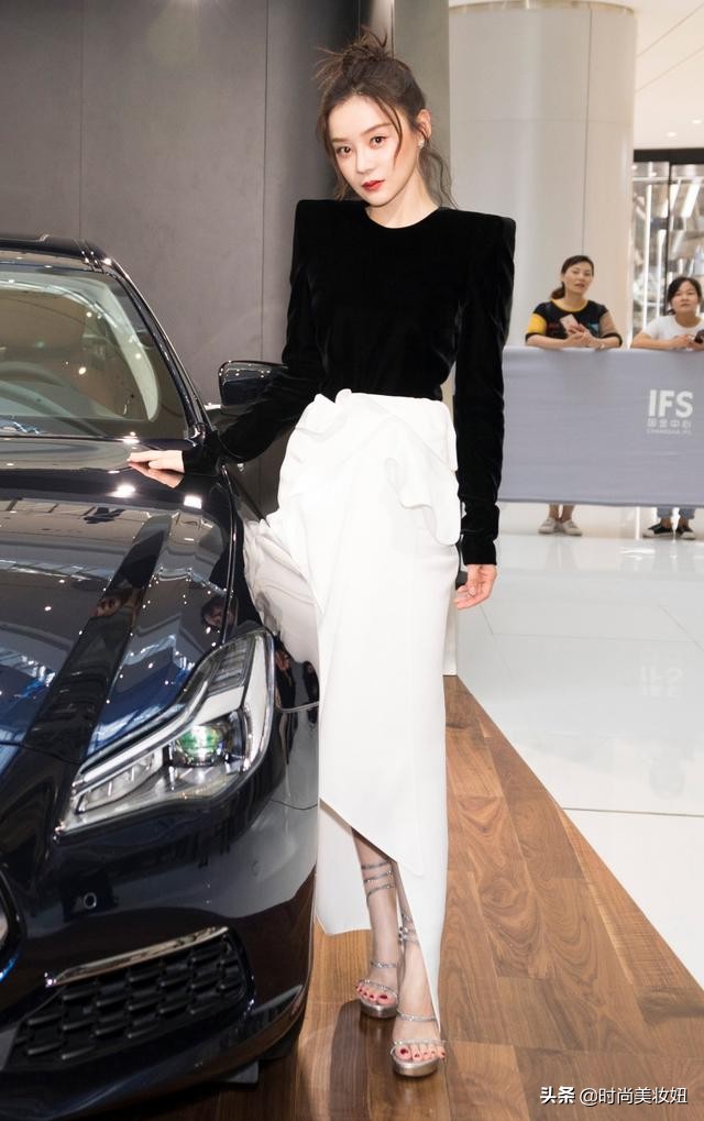 袁姗姗黑白衣服搭配,袁姗姗一袭黑色丝绒连衣裙