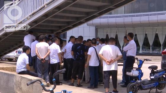 车主一醒来车内7万元不翼而飞,车主一觉醒来车里7万不翼而飞