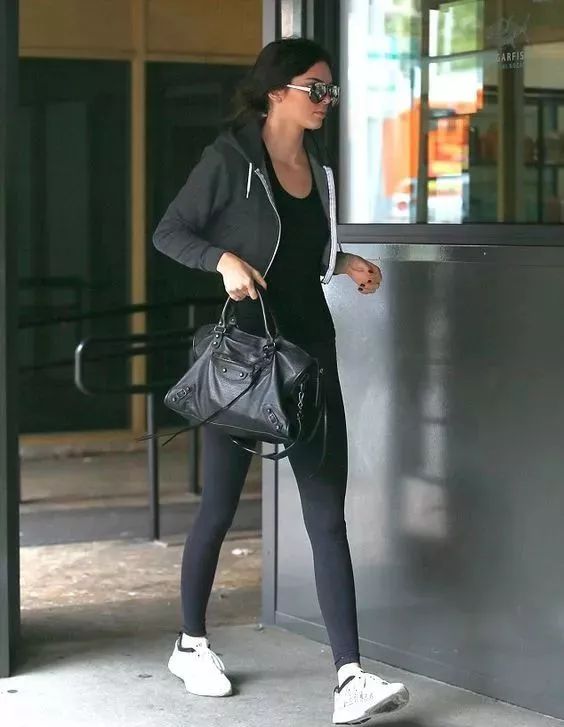 精致女人包包里必备物品,包包女包精致上档次手提包