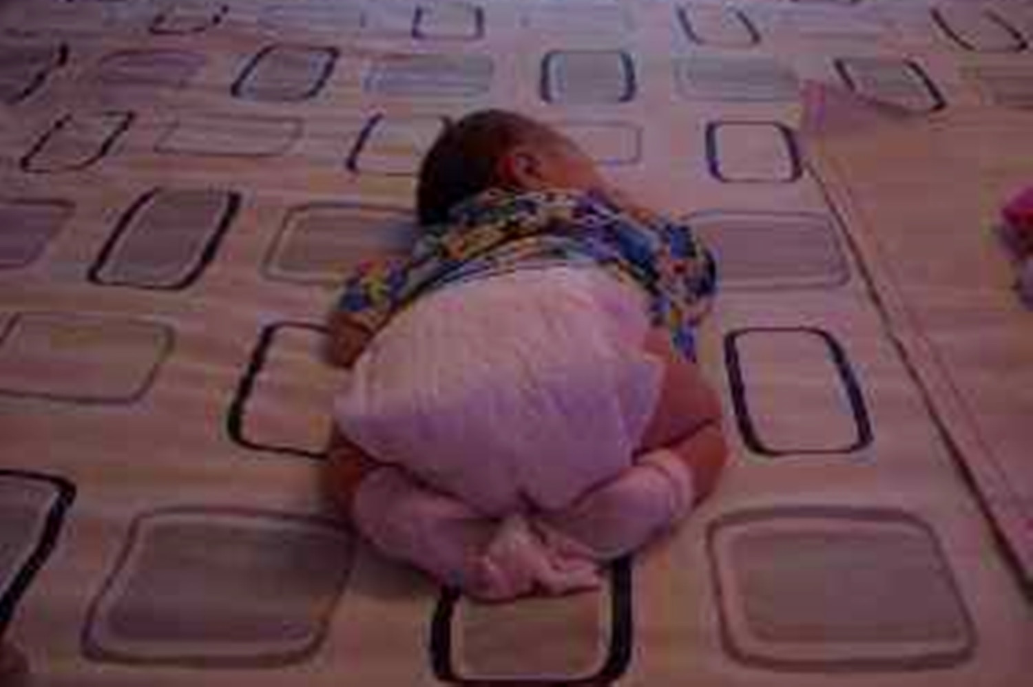 宝宝总喜欢趴着睡要不要干预,宝宝为什么喜欢趴着睡