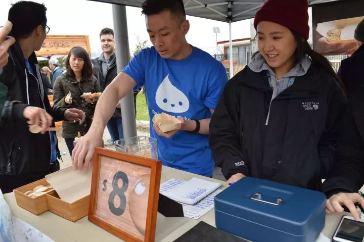 哈哈哈！没想到中国人看不上眼的土味“神货”，老外竟然都抢疯了