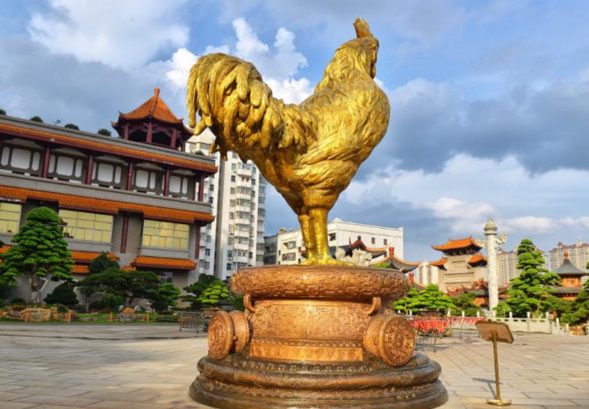 广西布达拉宫，供东南亚第一铜佛，地基挖出超大原石，建造者成谜