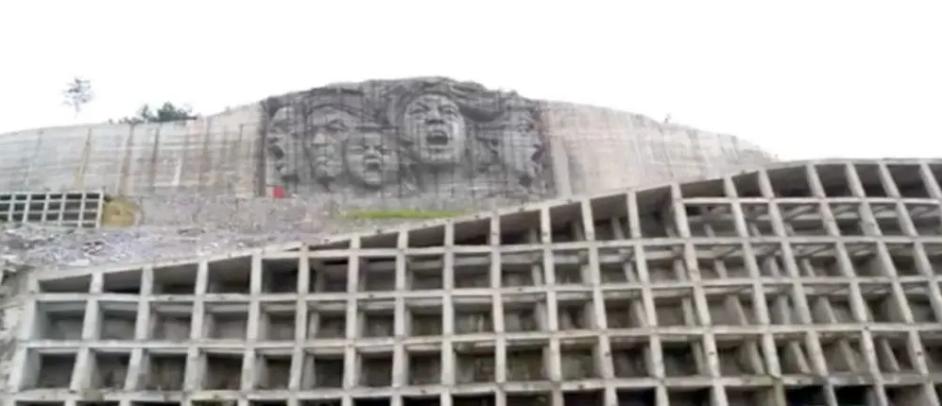 因一栋楼,37万人欠债400亿!中国最敢花钱的领导,终于现原形了