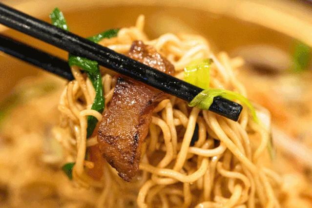 这家噗噗噗的粥底火锅店，稳就一个字