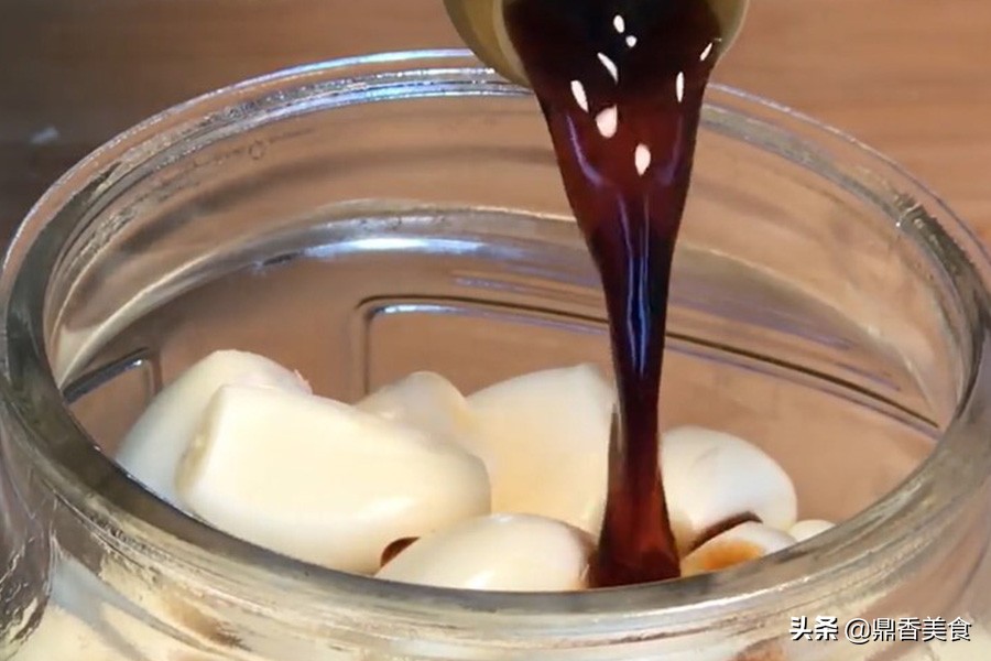 腌腊八蒜第二天上面有浮沫,腌腊八蒜时蒜瓣顶部去掉吗