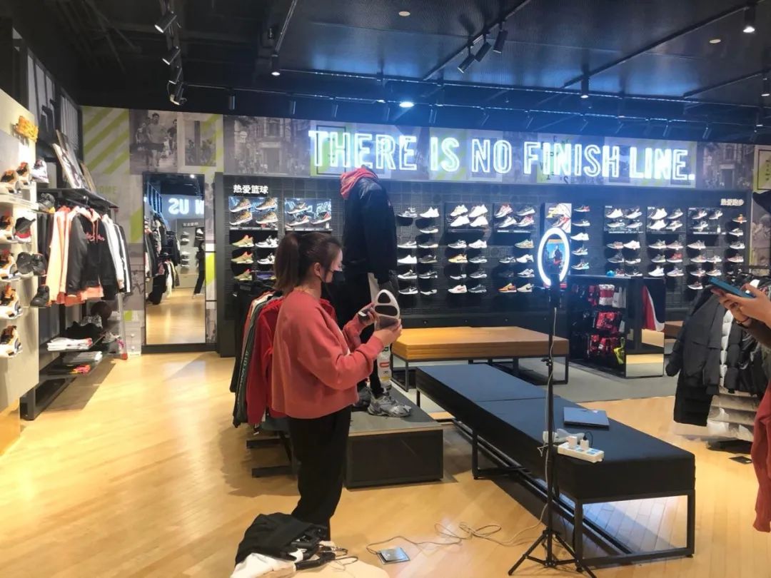 传统实体店线上销售渠道转型,实体店直播带货的利与弊