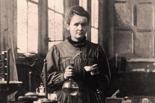 关于居里夫人发现镭故事简介,居里夫妇发现镭的故事简略