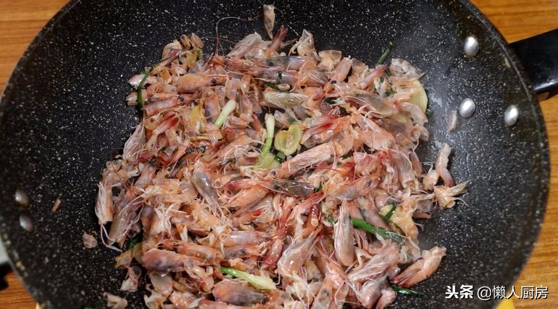 剥完虾仁，壳儿不要扔，这样简单一做，比浓汤宝还鲜，简单又好学