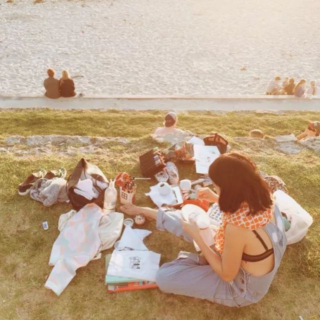 姑娘带着针线去旅游,刺绣记录最美风景，Gucci都找她合作！