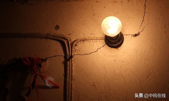 钨丝灯泡为什么会发光,白炽灯和钨丝灯照明原理一样吗