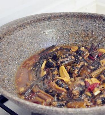 黄鳝身上的粘液要不要清洗干净,黄鳝在烹调中正确去除粘液的方法