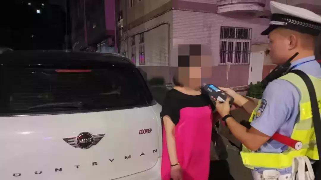 广东茂名一宝马女司机被打,女子连打10小时麻将后出事了