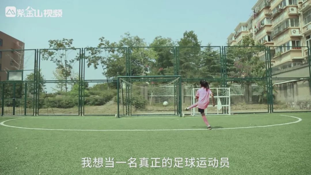 一个小女孩和她的梦,一个女孩的足球梦