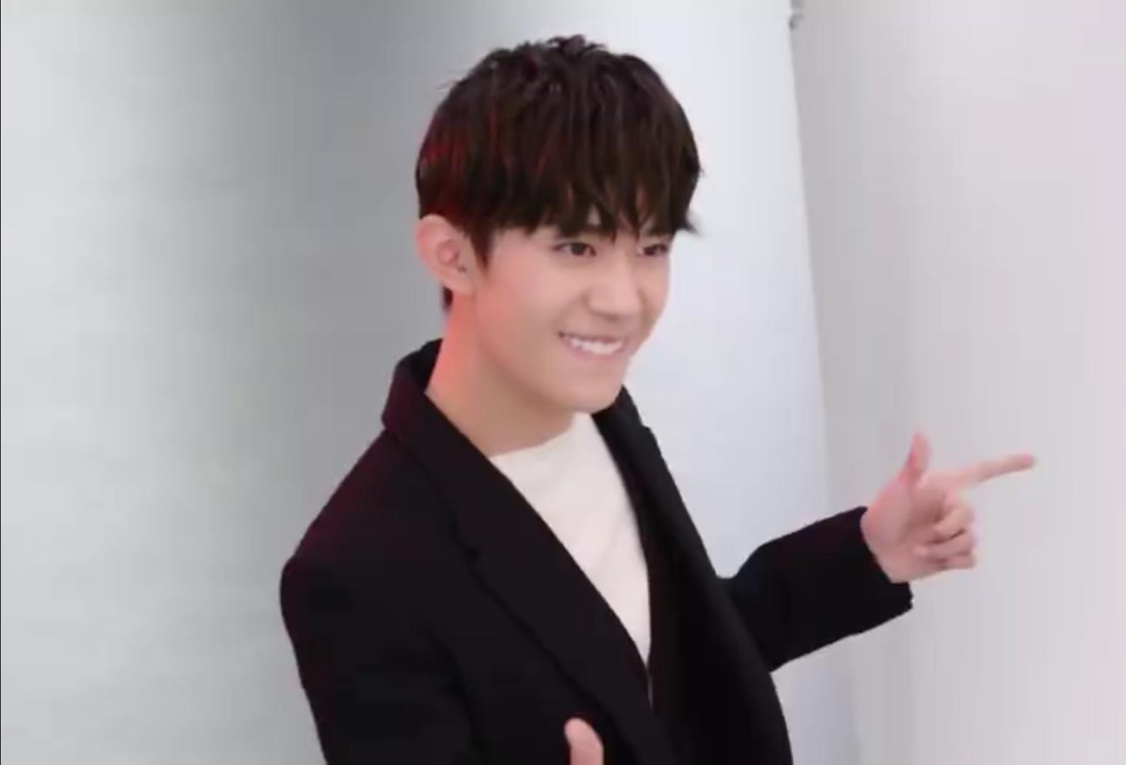 易烊千玺大冰小将带潘思言出去玩,大冰小将易烊千玺撅嘴的图片