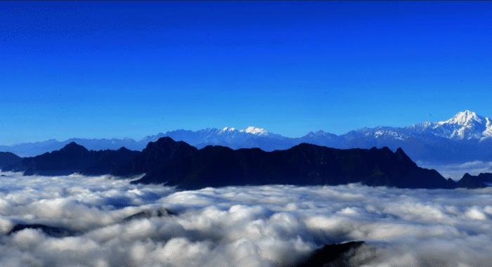 变幻莫测的云海，难得一见的佛光，走进云海的牛背山