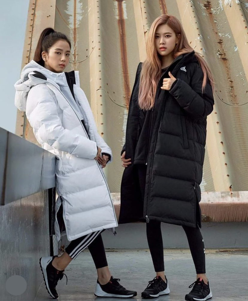 白色长款羽绒服搭白色短靴好看么,今年穿羽绒服就别配短靴了