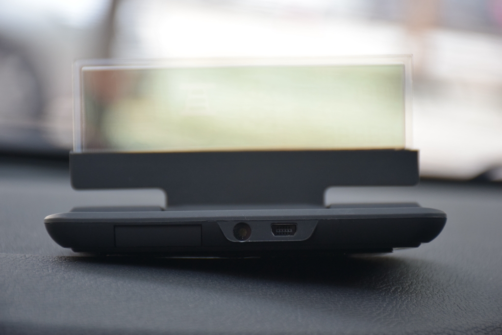 新司机低头看导航追尾，老司机呵呵一笑：车上加套设备就解决了！