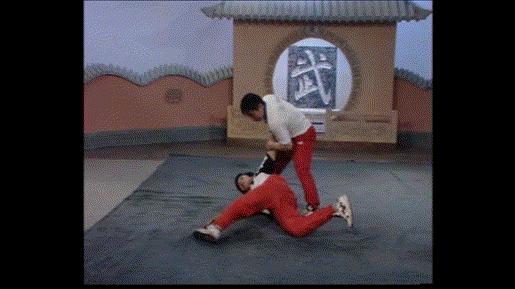 摆拳防守加反击,后摆拳防守反击