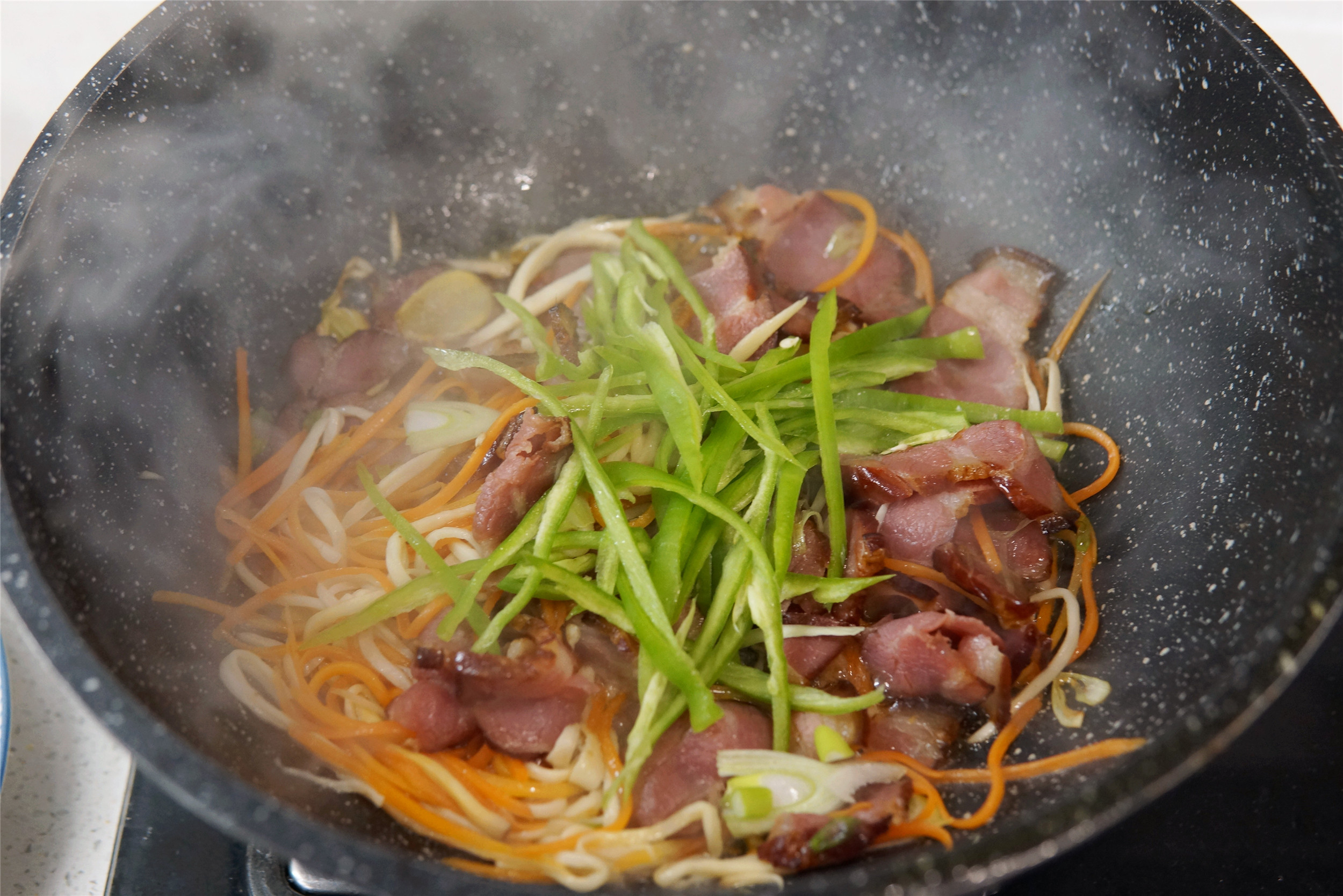 腊肉炒之前用不用水煮,腊肉炒前用白腊浸泡法