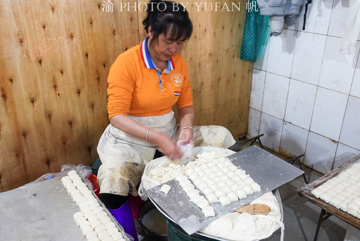 云南建水豆腐怎么做才好吃,云南建水美食烤豆腐