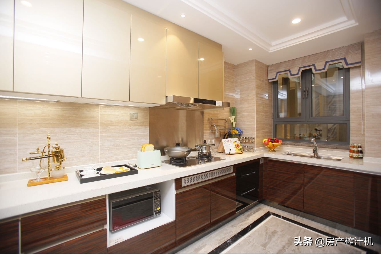 精装修跟毛坯自己装修哪个划算,精装修和毛坯房价钱一样选哪个