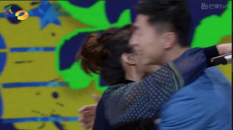 为拿不到偶像签名照而苦恼？看鹿晗、王一博上演教科书式的追星