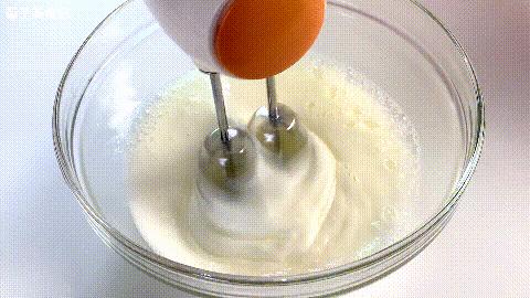 蛋糕烘烤过程中表面开裂原因,古早蛋糕开裂什么原因